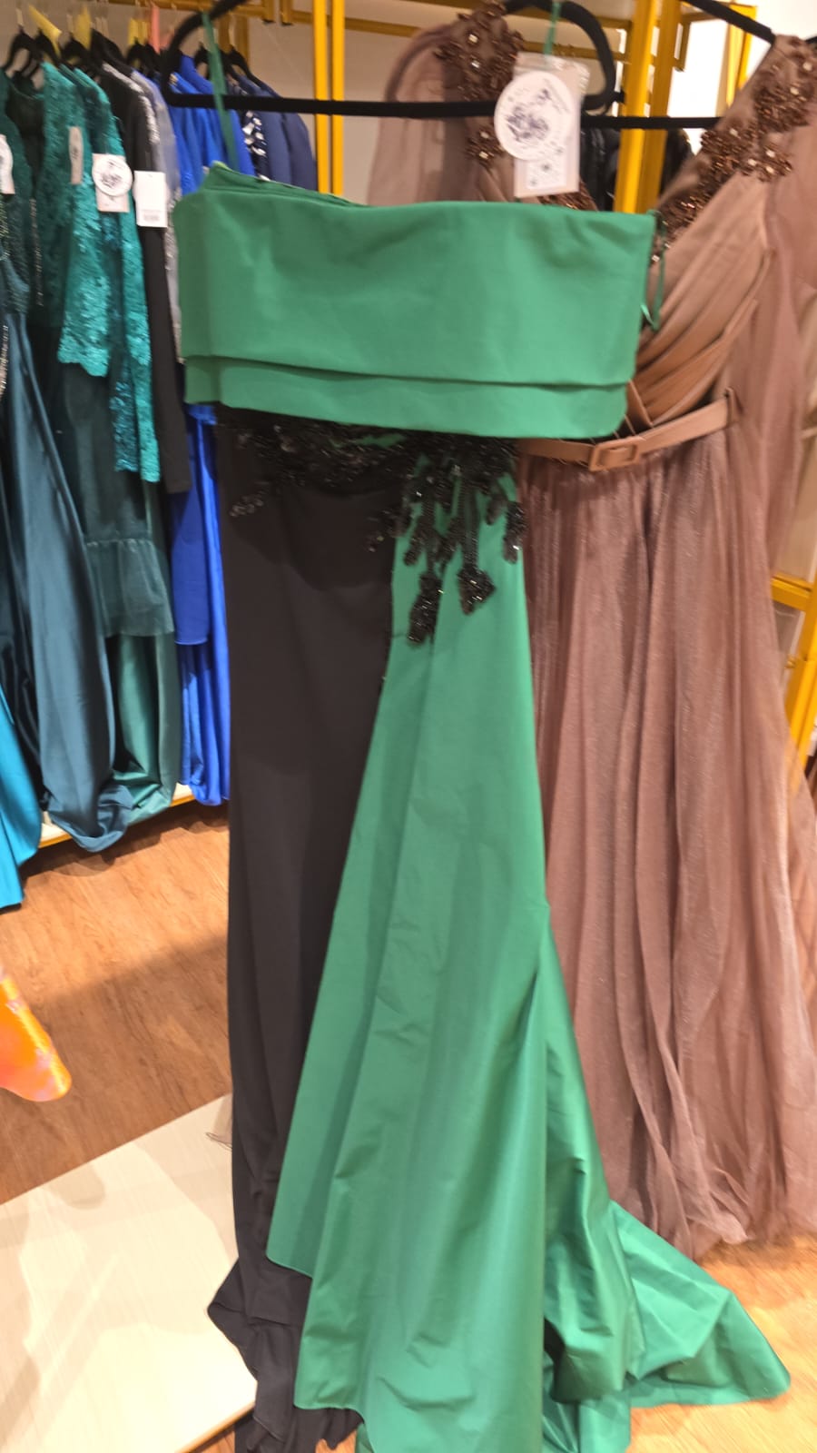 Grün mit Schwarz Akzenten Kleid
