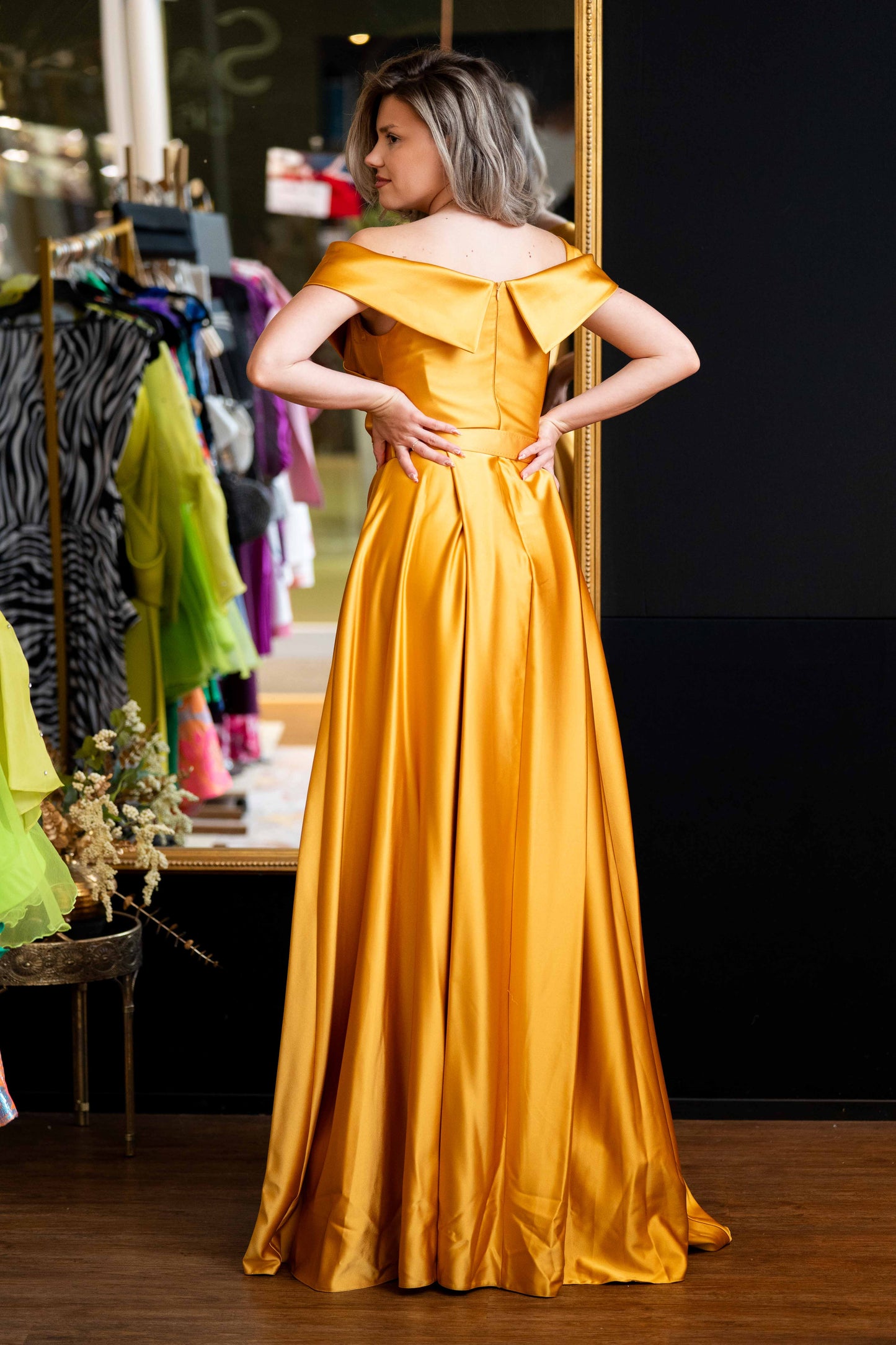Elegantes Ballkleid "Golden Grace"