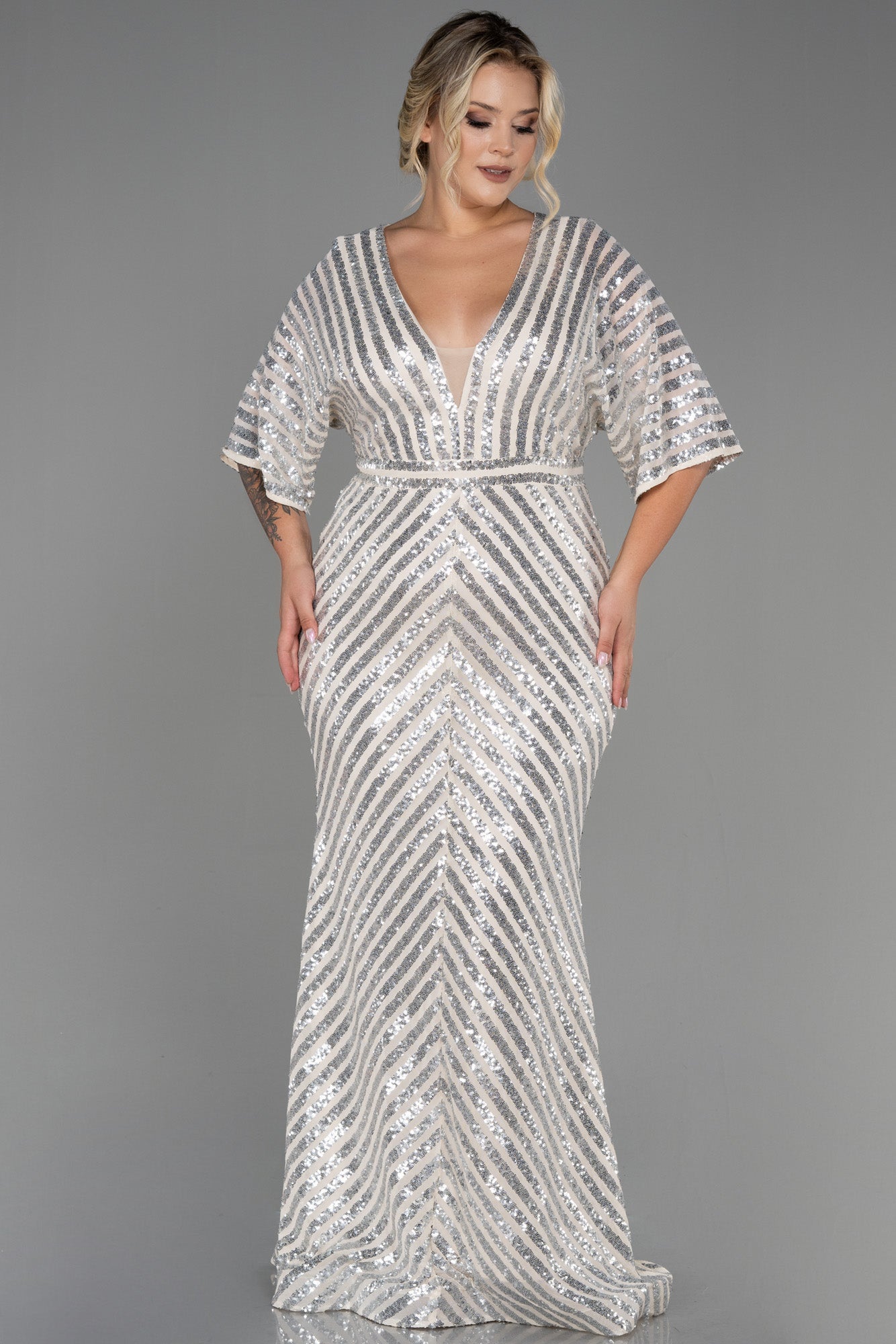 Figurbetontes Kleid mit Kurzen Paillettenärmeln